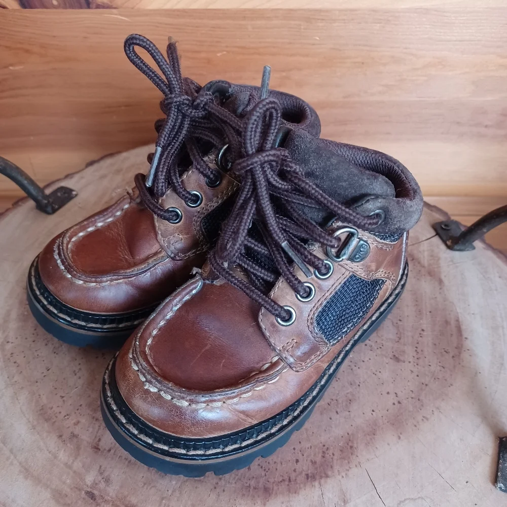 Oshkosh boots leather little boy size 7